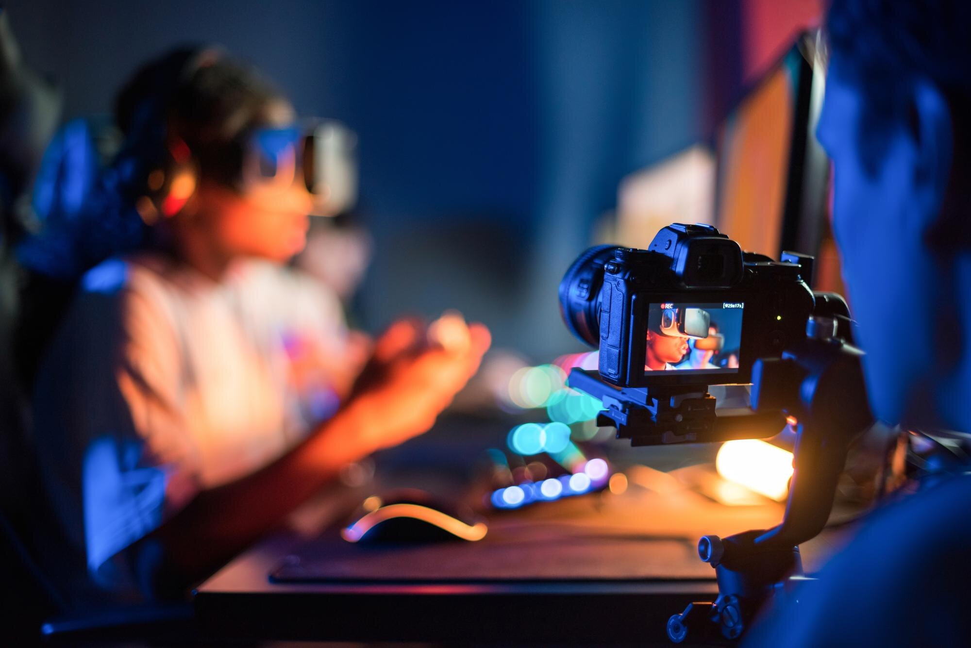 vista fotografo profesional filmando adolescentes auriculares vr jugando videojuegos club videojuegos 1268 24610